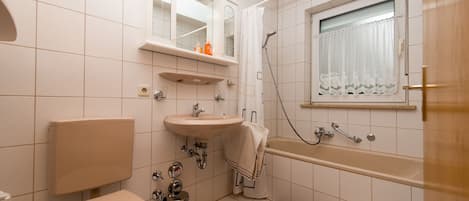 Apartamento, no piso térreo | Banheiro | Chuveiro/banheira combinados, secador de cabelo, toalhas de banho