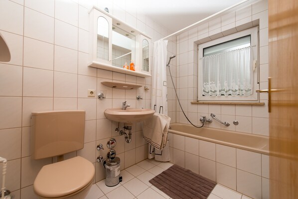 Apartment, Erdgeschoss | Badezimmer