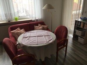 Apartment (1. Stock) | Living area | TV - Ferienwohnung Müller (Staffelstein)