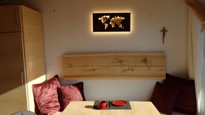 Apartment | Essbereich im Zimmer