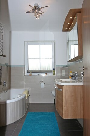 Apartment | Bathroom | Separate bathtub and shower, hair dryer, towels, toilet paper - Ferienwohnung Wandl (Bad Griesbach im Rottal)