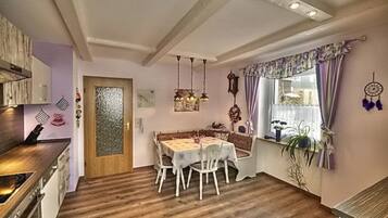 Casa | Cocina privada | Refrigerador, microondas, horno y lavavajillas