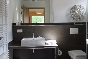 Lägenhet - balkong | Badrum | Dusch, hårtork och handdukar