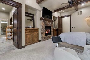 6 bedrooms, iron/ironing board, travel crib, WiFi - Entertainment Castle With Theatre Room! (Meridian)