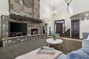 Télévision, cheminée, jeux vidéo, livres