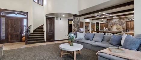 Televisie, een open haard, videospelletjes en boeken