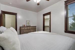 6 bedrooms, iron/ironing board, travel crib, WiFi - Entertainment Castle With Theatre Room! (Meridian)
