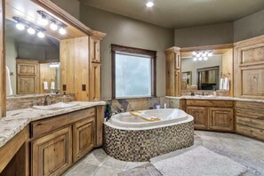 Combined shower/tub, hair dryer, towels