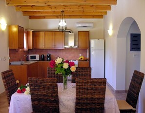 Fridge, coffee/tea maker