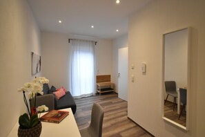 Design Apartment | Living area | TV - Ferienapartments Volkach (Volkach)