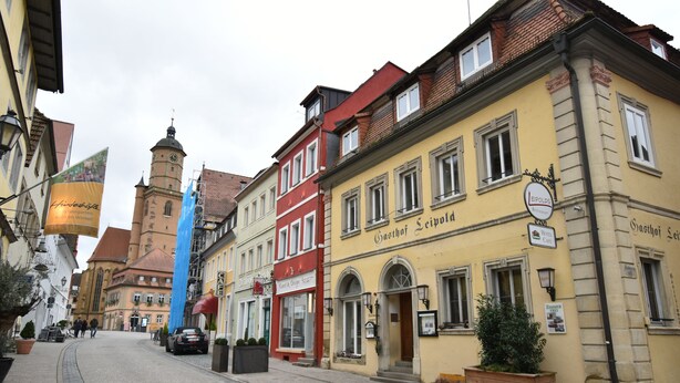 Uma rua com edifícios históricos, incluindo um hotel chamado "Gasthof Gasthof Gasthof Gasthof Gasthof Gasthof Gasthof Gasthof Gasthof Gasthof Gasthof Gasthof Gasthof Gasthof Gasthof Gasthof Gasthof Gasthof Gasthof Gasthof Gasthof Gasthof Gasthof Gasthof Gasthof Gasthof Gasthof Gasthof Gasthof Gasthof Gasthof Gasthof Gasthof Gasthof Gasthof Gasthof Gasthof Gasthof Gasthof Gasthof Gasthof Gasthof Gasthof Gasthof Gasthof Gasthof Gasthof Gasthof Gasthof Gasthof Gasthof Gasthof Gasthof Gasthof Gasthof Gasthof Gasthof Gasthof Gasthof Gasthof Gasthof Gasthof".