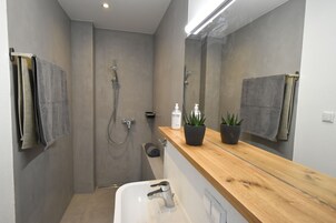 Ducha, secador de pelo, toallas