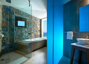 Baignoire et douche séparées, serviettes fournies, shampoing