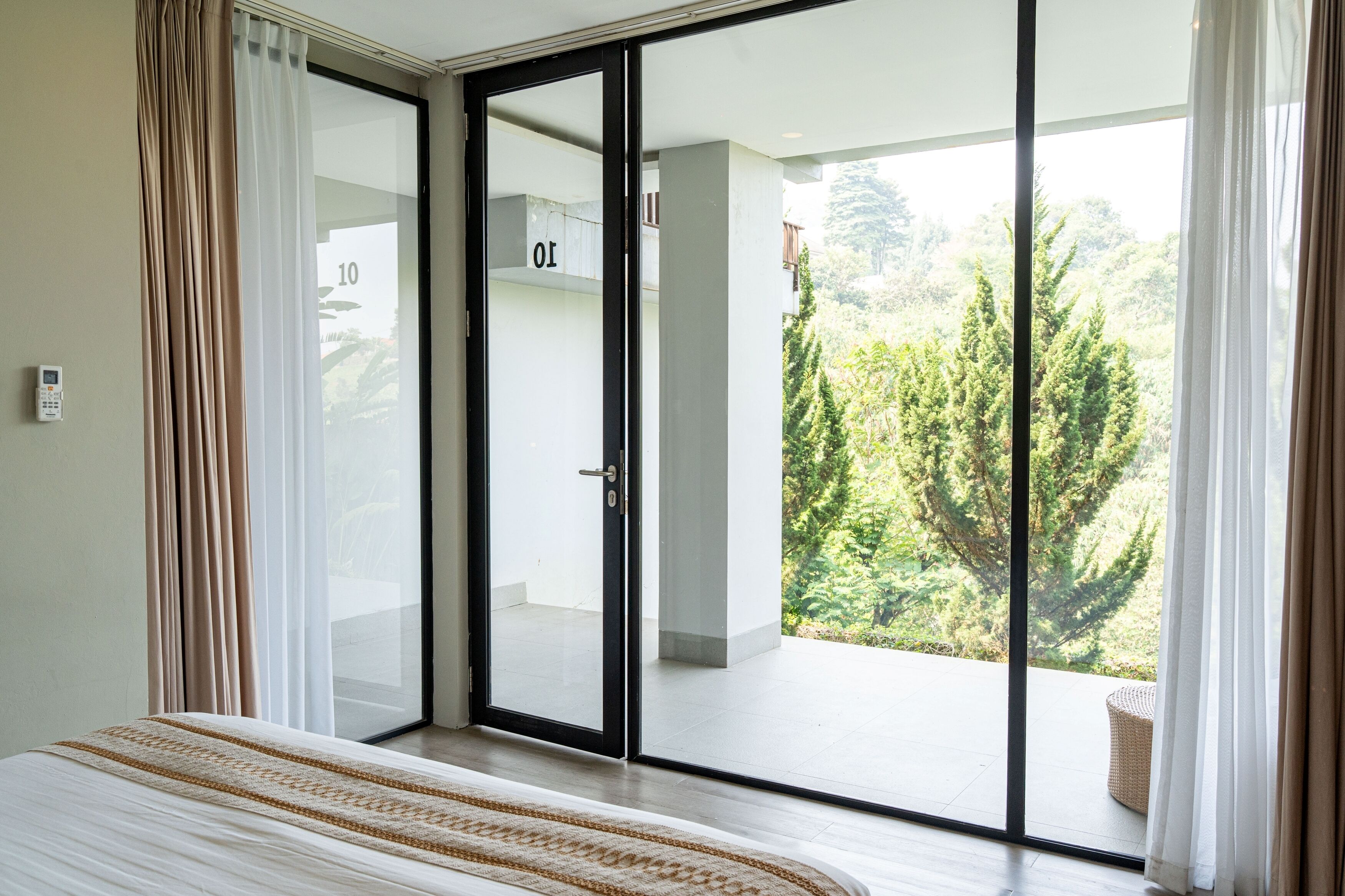 10 habitaciones, tabla de planchar con plancha y wifi gratis 