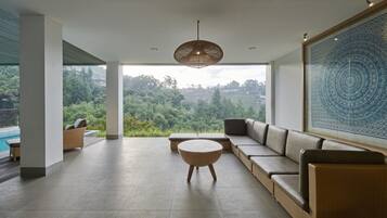 Family Villa | Ruang tamu | 32 inci televisyen LCD dengan satelit, TV, pemain DVD