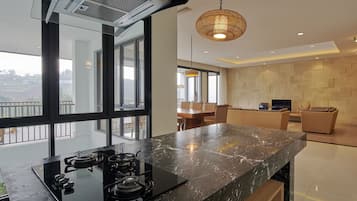 Family Villa | Kemudahan dapur berkongsi | Dapur, mesin basuh pinggan mangkuk, cerek elektrik, pembakar roti