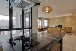 Vila família | Espaço de cozinha compartilhada | Cooktop, lava-louças, chaleira elétrica, torradeira