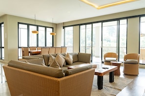 32-inch LCD TV with satellite channels, TV, DVD player - Kamala Plantation View 10BR Infinity pool+billiard (Cimenyan)
