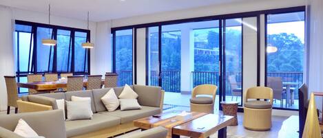 Villa familiar | Zona de estar | Televisión LCD de 32 pulgadas con canales por satélite, una televisión