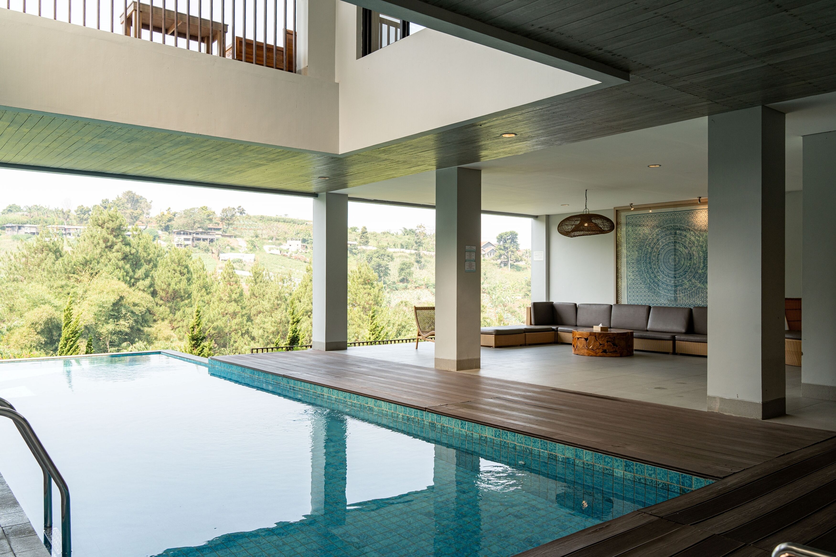 Una piscina interior moderna con vista despejada del paisaje circundante.