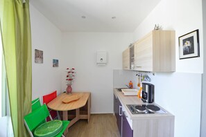 Basic Apartment | Bathroom | Shower, free toiletries, hair dryer, towels - Apartments Bulovic (Split)