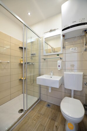 Basic Apartment | Bathroom | Shower, free toiletries, hair dryer, towels - Apartments Bulovic (Split)