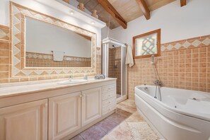 Bathtub, hair dryer, towels - Villa Can Bach close to Pollensa with all the key amenities for a great holiday (Pollensa)