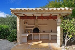 Property grounds - Villa Can Bach close to Pollensa with all the key amenities for a great holiday (Pollensa)