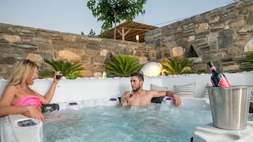 Bañera de hidromasaje al aire libre