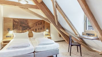Habitación | Caja de seguridad en la habitación, escritorio y ropa de cama
