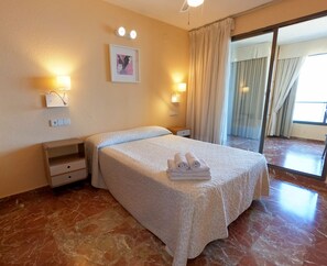 2 bedrooms, iron/ironing board, bed sheets, wheelchair access - Levante beach facing the sea. Jasmine 6 (Benidorm)