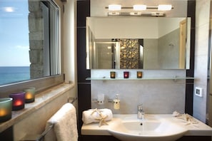 Serviettes fournies, savon, shampoing, papier toilette