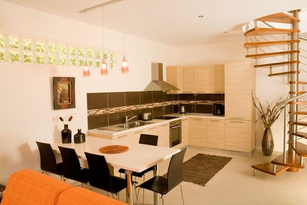 Fridge, oven, stovetop, dishwasher