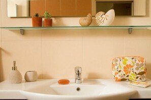 Bathtub, towels