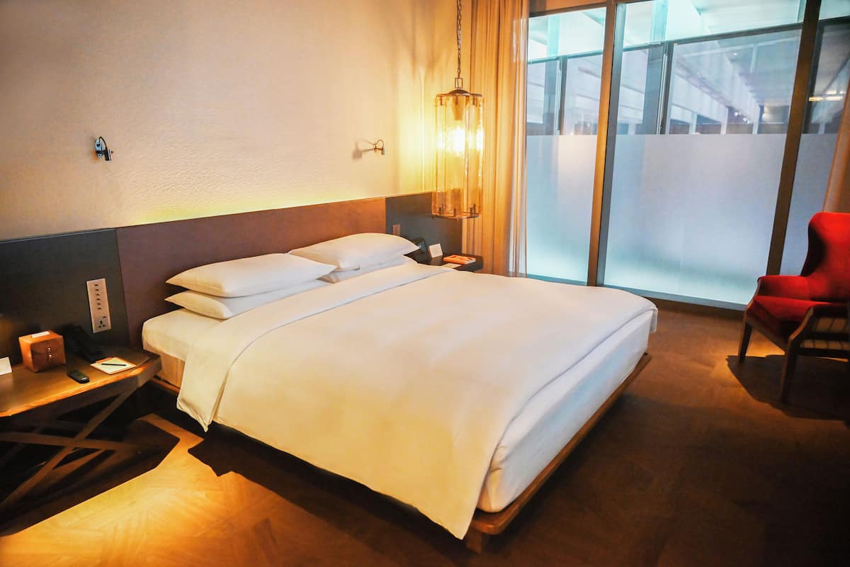 Premier-Doppelzimmer | Daunenbettdecken, Minibar, Zimmersafe, Schreibtisch