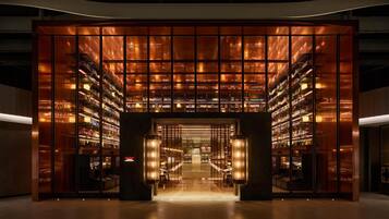 Una biblioteca moderna amb prestatgeries a ambdós costats i un passadís central.