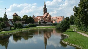A historic town with a central church, a pond, and traditional buildings. - Landgasthaus Zum Mönchshof (Wolframs-Eschenbach)