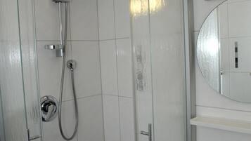 Doppelzimmer | Badezimmer | Dusche, Haartrockner, Handtücher
