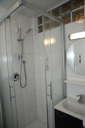 Double Room | Bathroom - Landgasthaus Zum Mönchshof (Wolframs-Eschenbach)