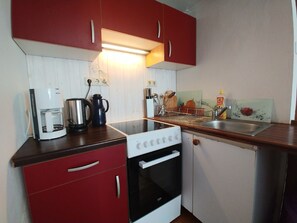 Appartement, 1 chambre, rez-de-chaussée | Coin cuisine privé | Réfrigérateur, micro-ondes, four, machine à expresso