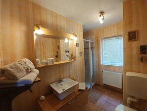 Apartament, 2 dormitoris (1. Stock) | Bany | Dutxa i tovalloles 