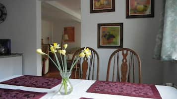 Apartment, 1 Bedroom, Ground Floor | In-room dining