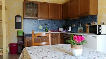 Apartment, 2 Bedrooms (1. Stock) | Private kitchen | Fridge, microwave, oven, espresso maker