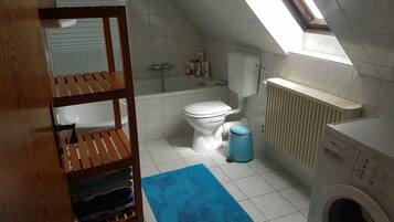 Apartment, 3 Schlafzimmer | Badezimmer | Badewanne, Handtücher, Toilettenpapier