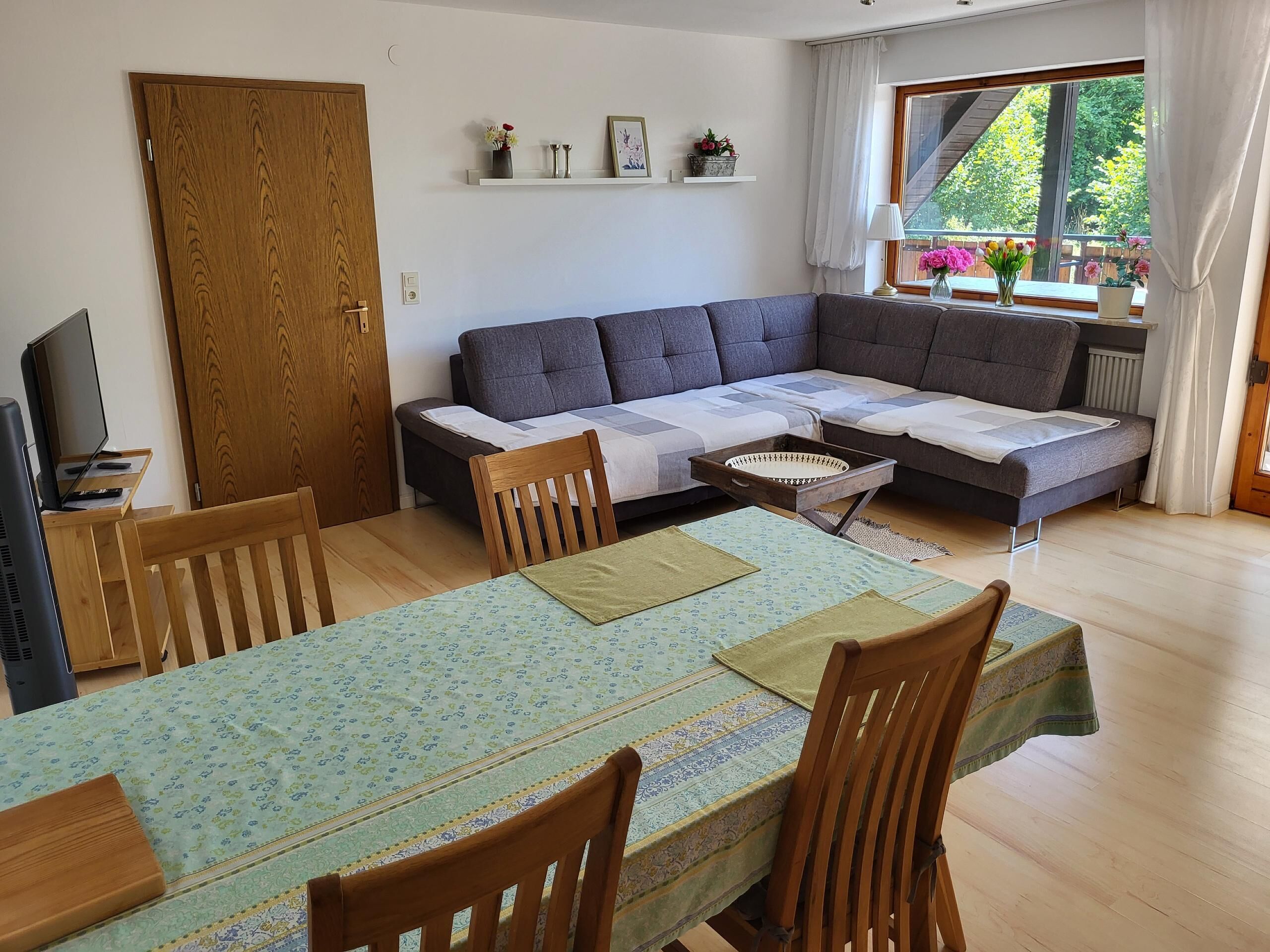 Apartment, 3 Schlafzimmer | Wohnbereich | 32-Zoll-Fernseher mit Satellitenempfang
