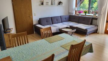 Apartment, 3 Schlafzimmer | Wohnbereich | 32-Zoll-Fernseher mit Satellitenempfang
