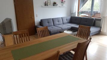 Apartment, 3 Schlafzimmer | Wohnzimmer | 32-Zoll-Fernseher mit Satellitenempfang