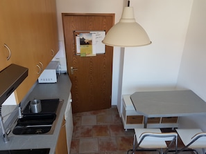Departamento, 3 habitaciones | Cocina privada | Cafetera y tetera, refrigerador, microondas y horno 