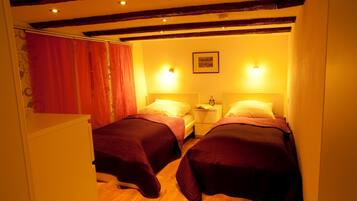 House, 2 Bedrooms, Hot Tub | 2 bedrooms, desk, free WiFi, bed sheets