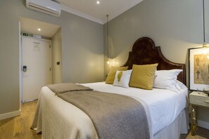 1 bedroom, free WiFi, bed sheets - Bairro Alto Suites - Double Room with Private Ensuite Bathroom (Lisbon)